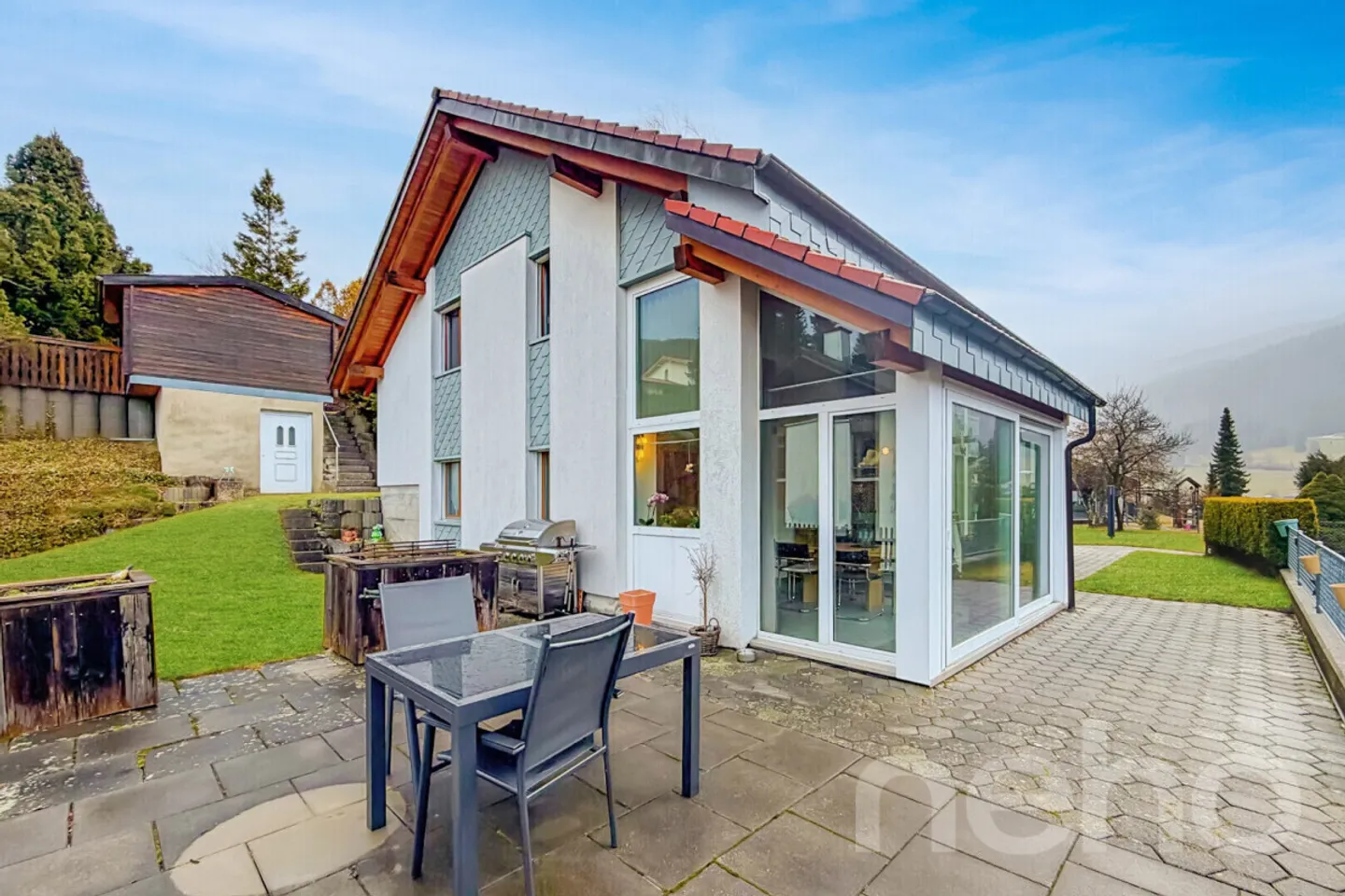 Una villa immersa nella luce, sospesa tra cielo e montagne - Foto 1 di 12