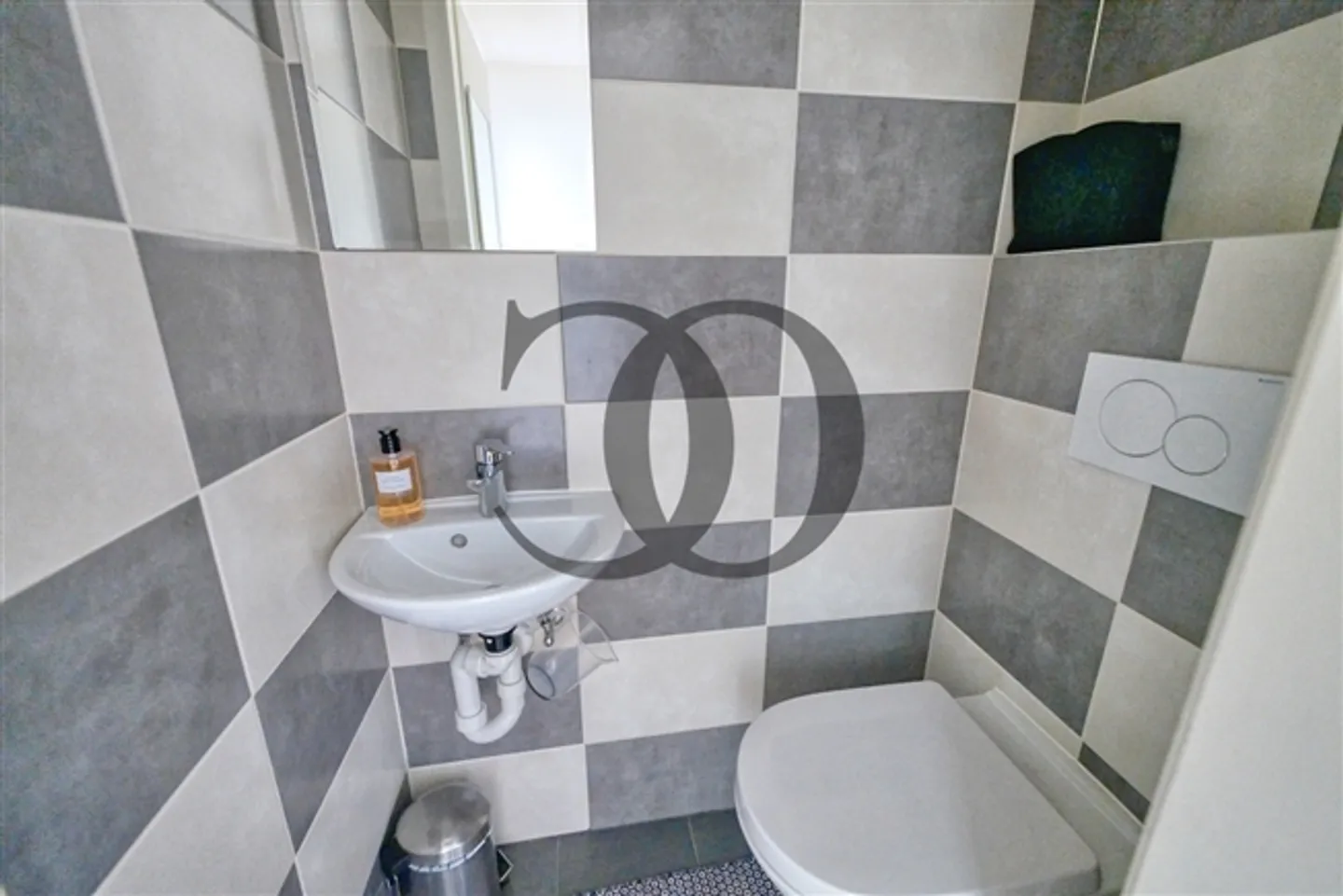 Exclusive 2.5 Room Apartment with Lake View - Photo 6 of 9