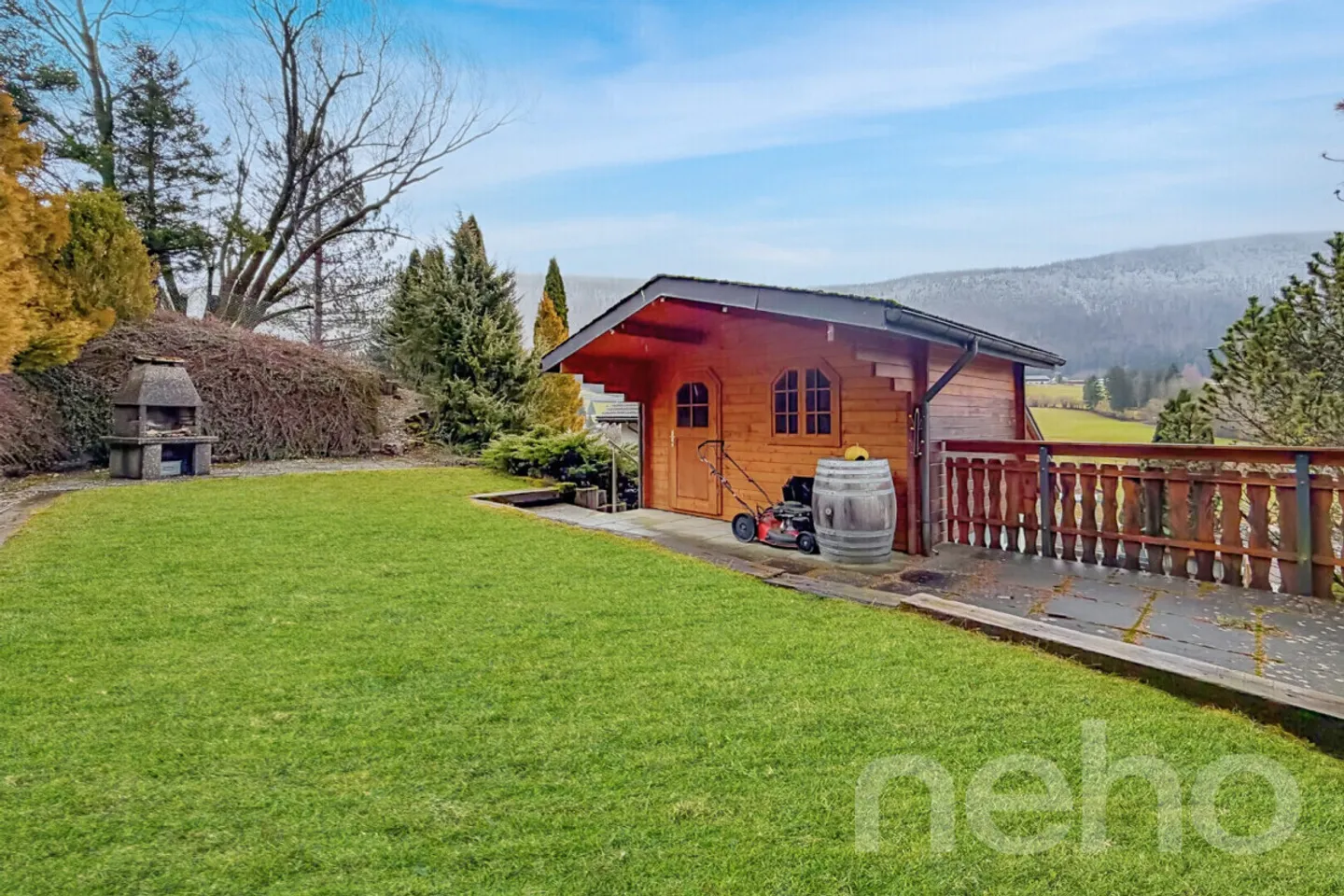 Una villa immersa nella luce, sospesa tra cielo e montagne - Foto 5 di 12