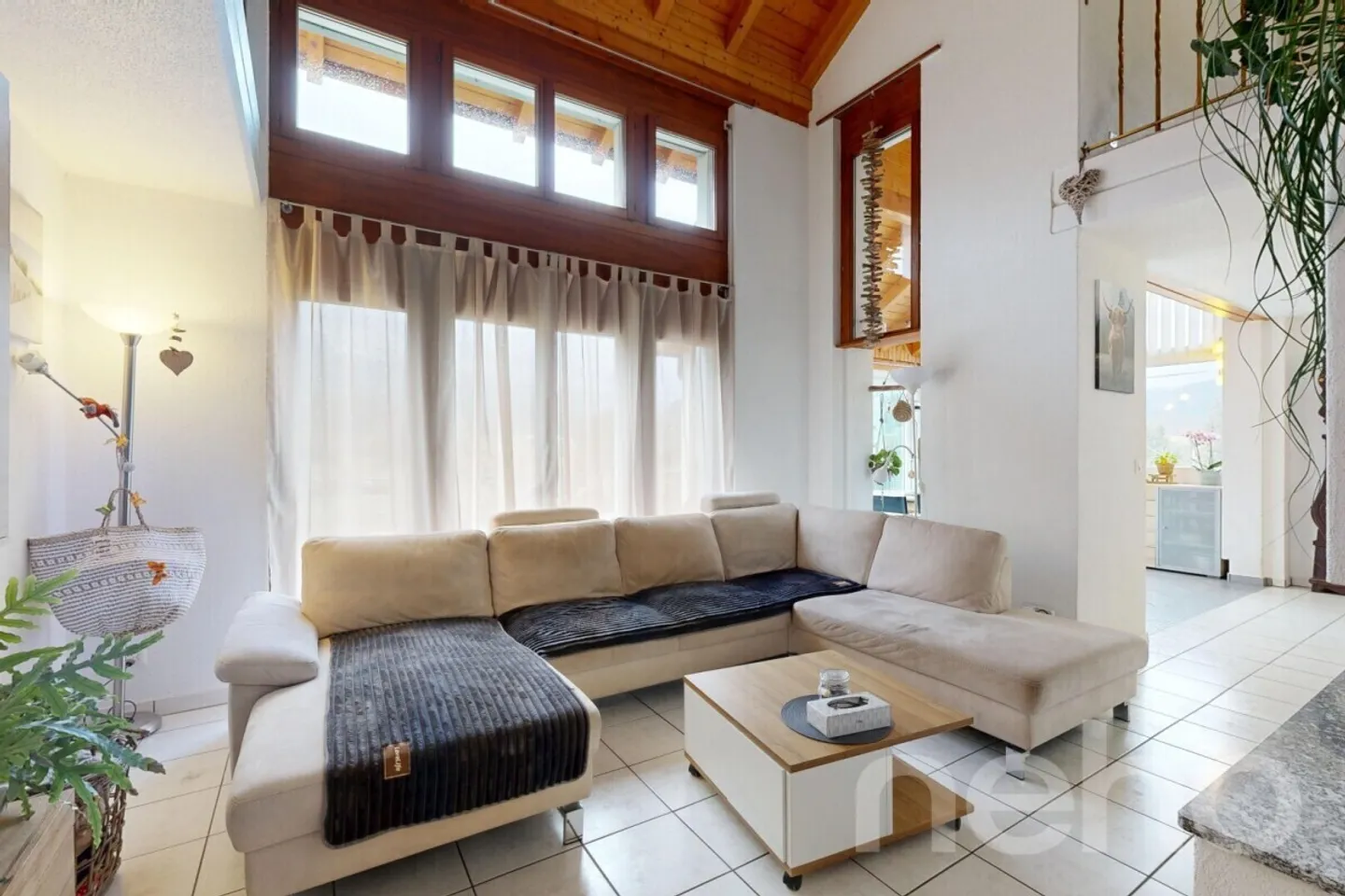 Una villa immersa nella luce, sospesa tra cielo e montagne - Foto 7 di 12