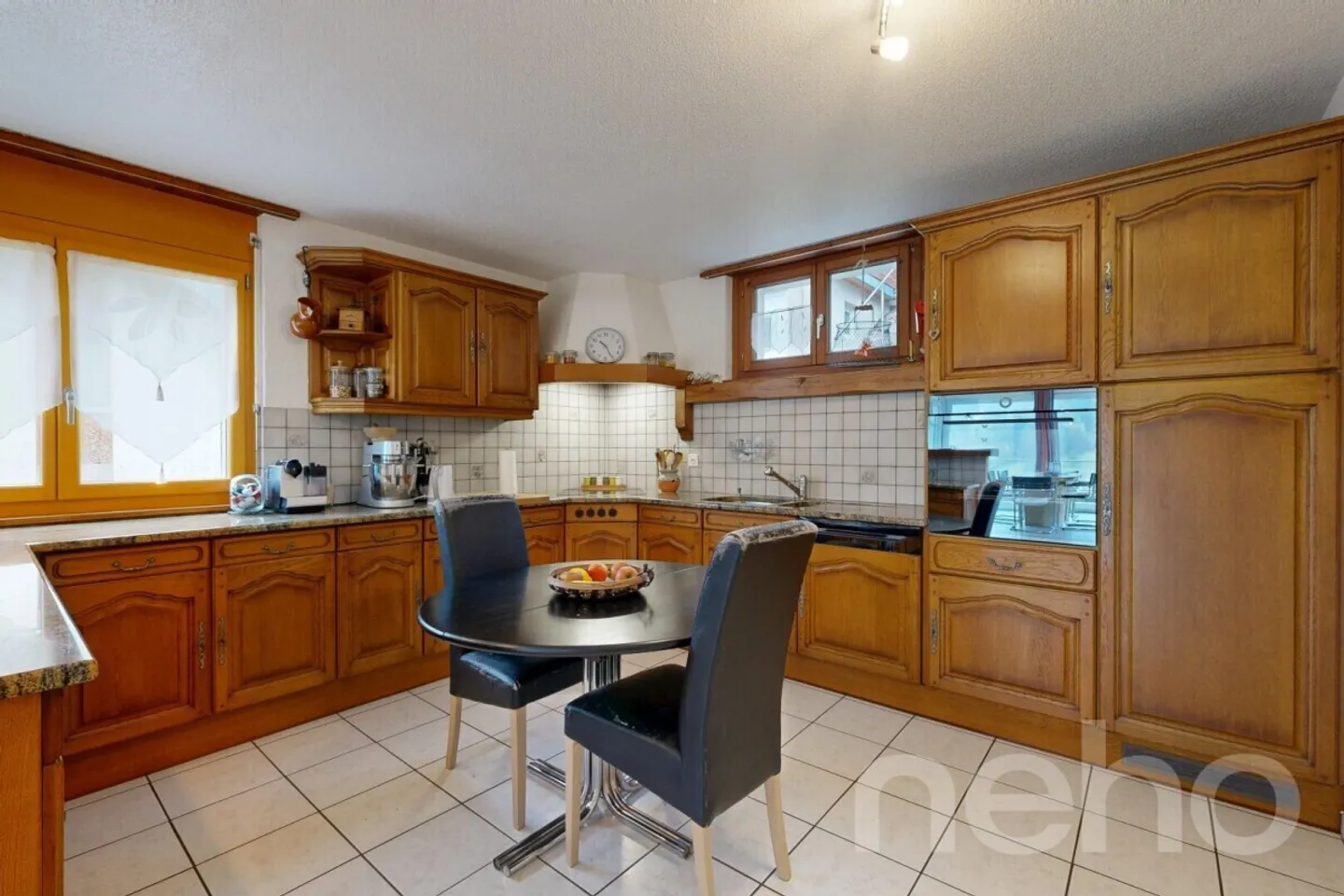 Una villa immersa nella luce, sospesa tra cielo e montagne - Foto 10 di 12