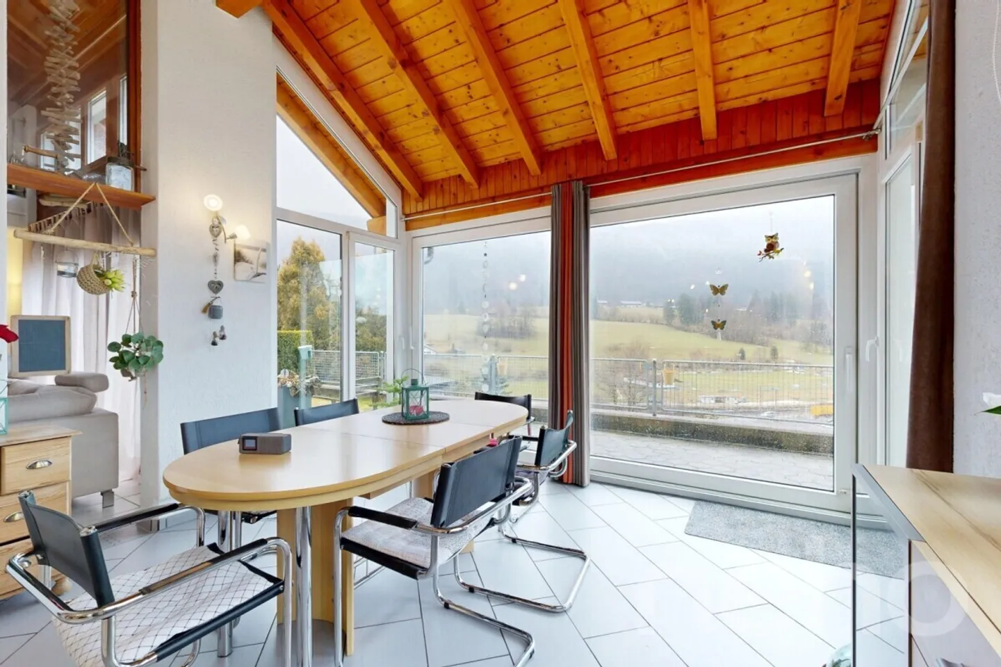 Una villa immersa nella luce, sospesa tra cielo e montagne - Foto 9 di 12