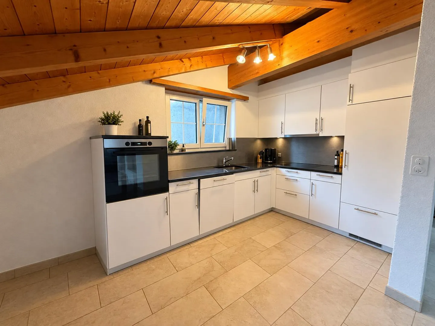 Charming 3.5-room attic apartment with fireplace and balcony - Photo 3 of 11