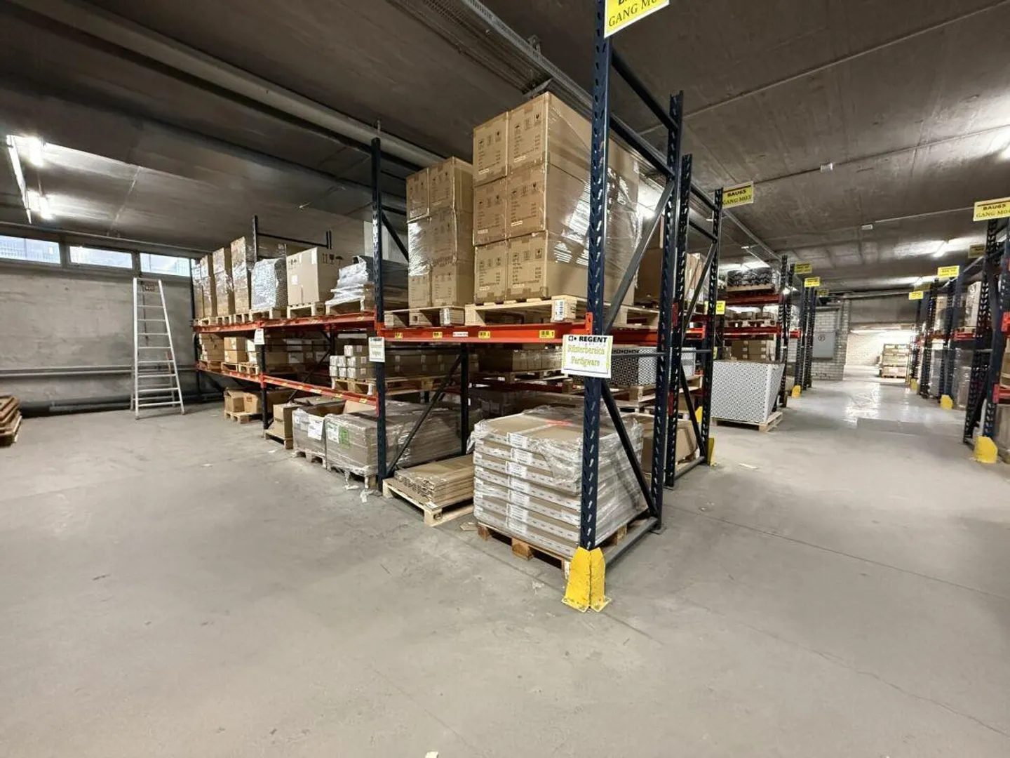 Espaces commerciaux d'environ 3500 m2 et trois rampes pour camions - Photo 1 sur 7