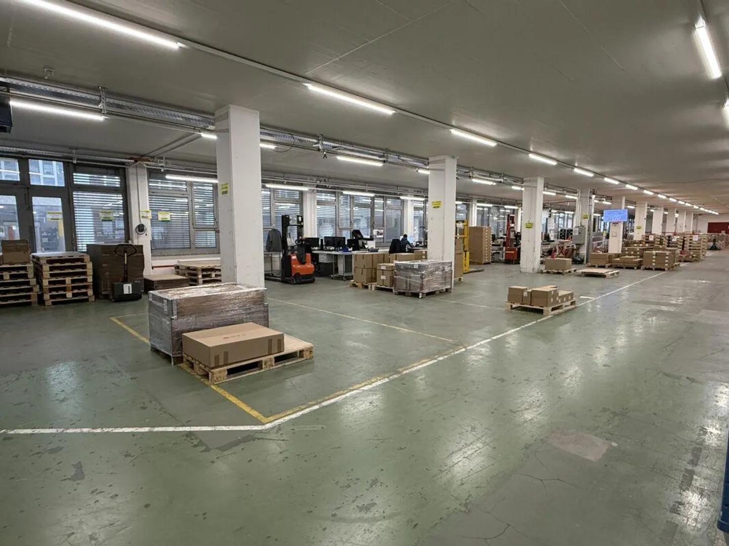 Espaces commerciaux d'environ 3500 m2 et trois rampes pour camions - Photo 2 sur 7