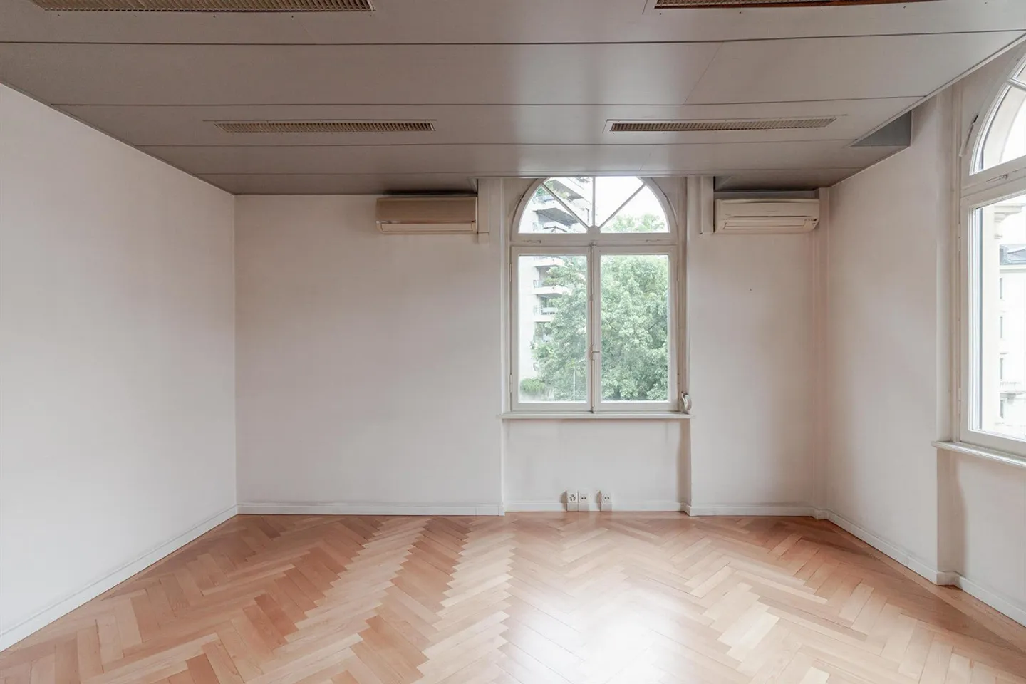 Lugano-Loreto Office with 5 Rooms, Terrace and Parking Spaces - Photo 2 of 9