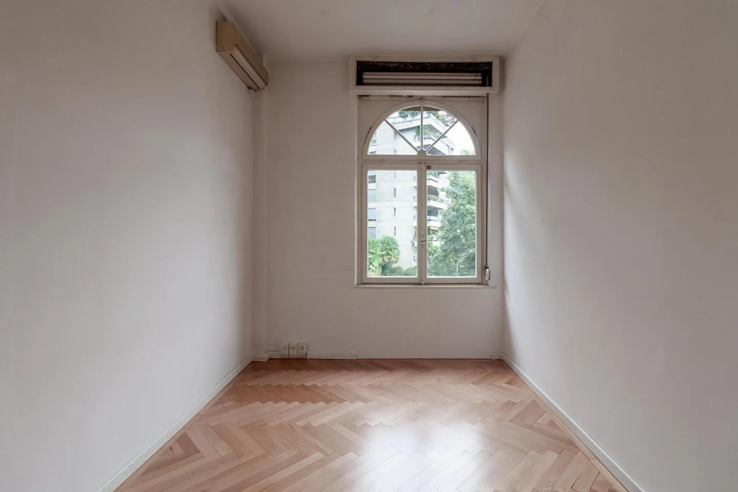 Lugano-Loreto Office with 5 Rooms, Terrace and Parking Spaces - Photo 3 of 9