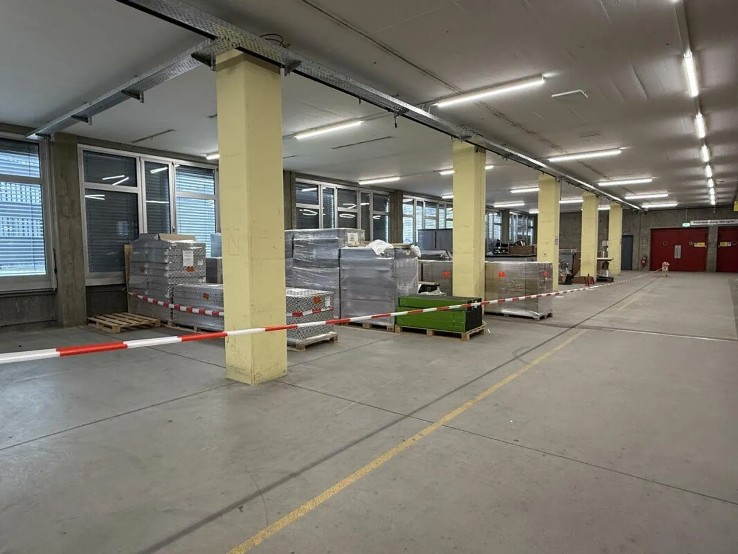 Espaces commerciaux d'environ 3500 m2 et trois rampes pour camions - Photo 4 sur 7