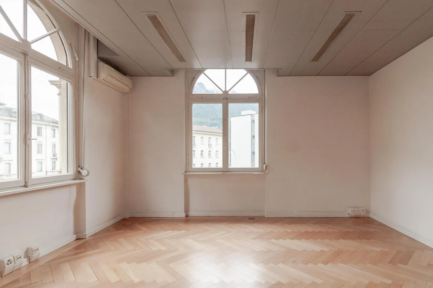 Lugano-Loreto Office with 5 Rooms, Terrace and Parking Spaces - Photo 1 of 9