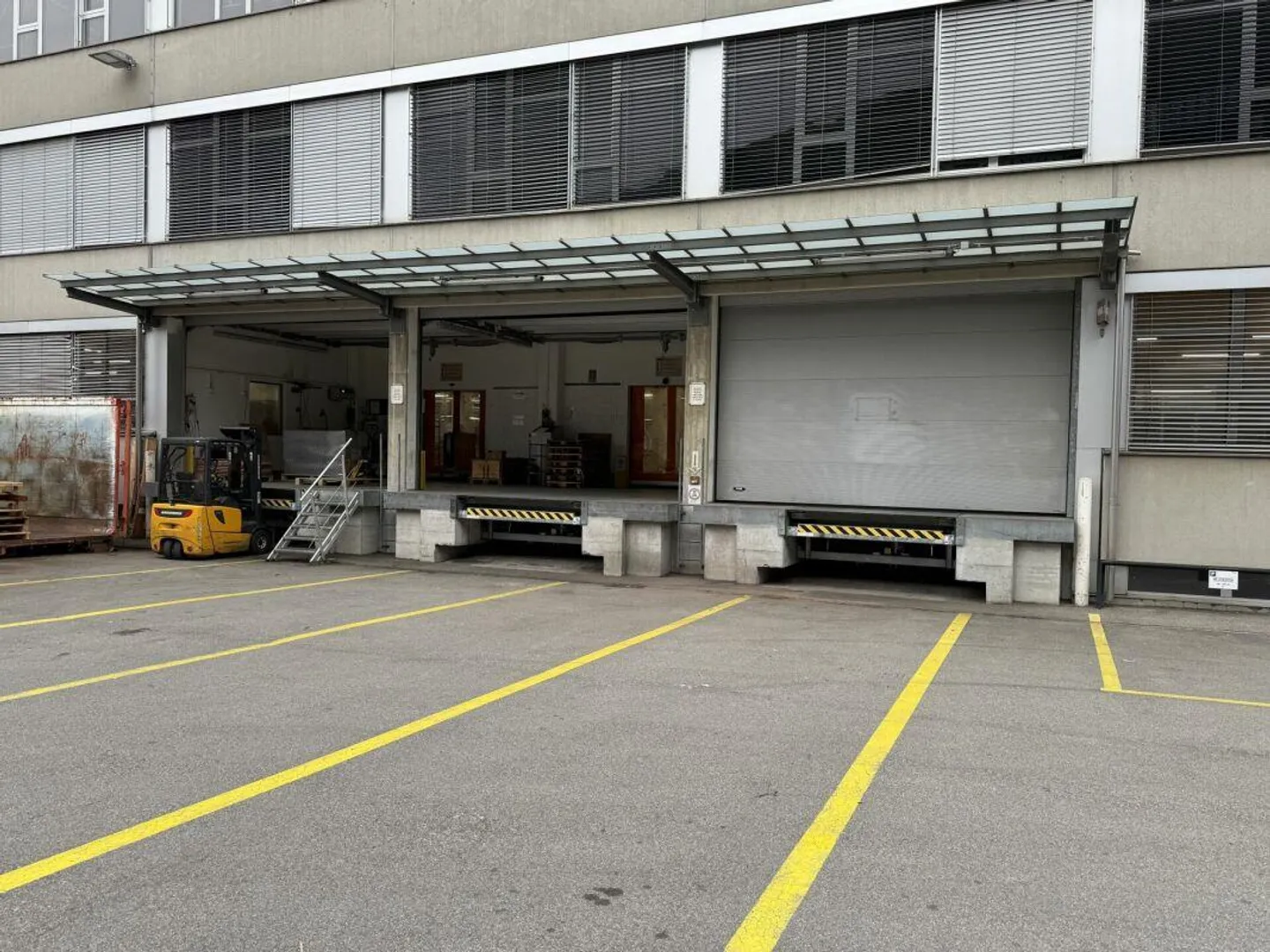 Espaces commerciaux d'environ 3500 m2 et trois rampes pour camions - Photo 7 sur 7