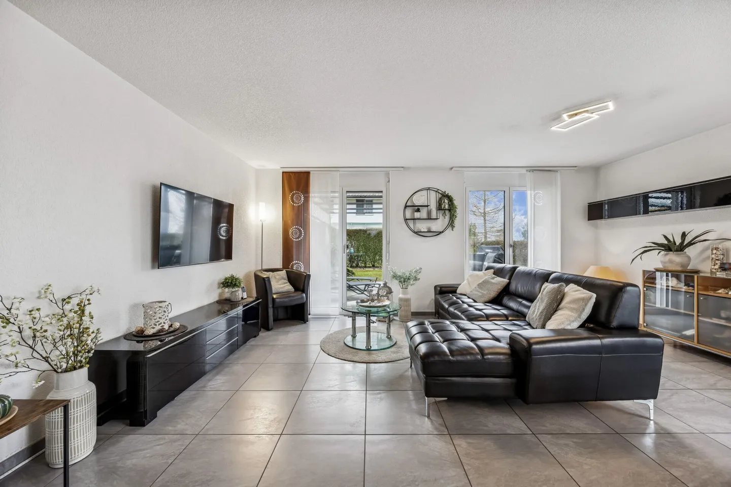 Casa a schiera angolare ben tenuta in un tranquillo quartiere familiare - Foto 3 di 13