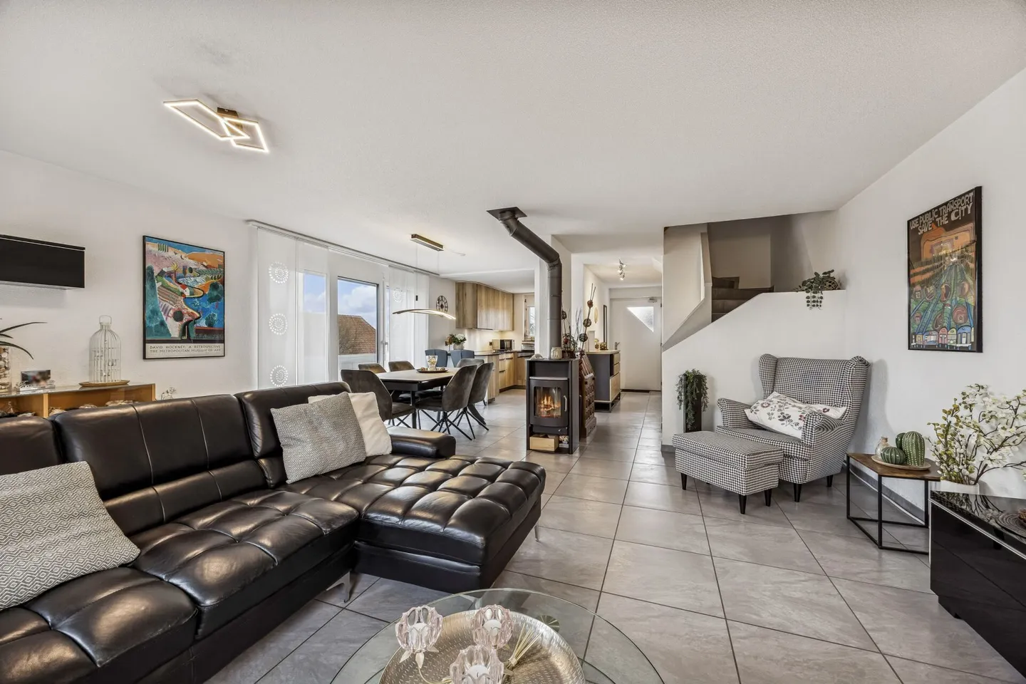 Casa a schiera angolare ben tenuta in un tranquillo quartiere familiare - Foto 2 di 13