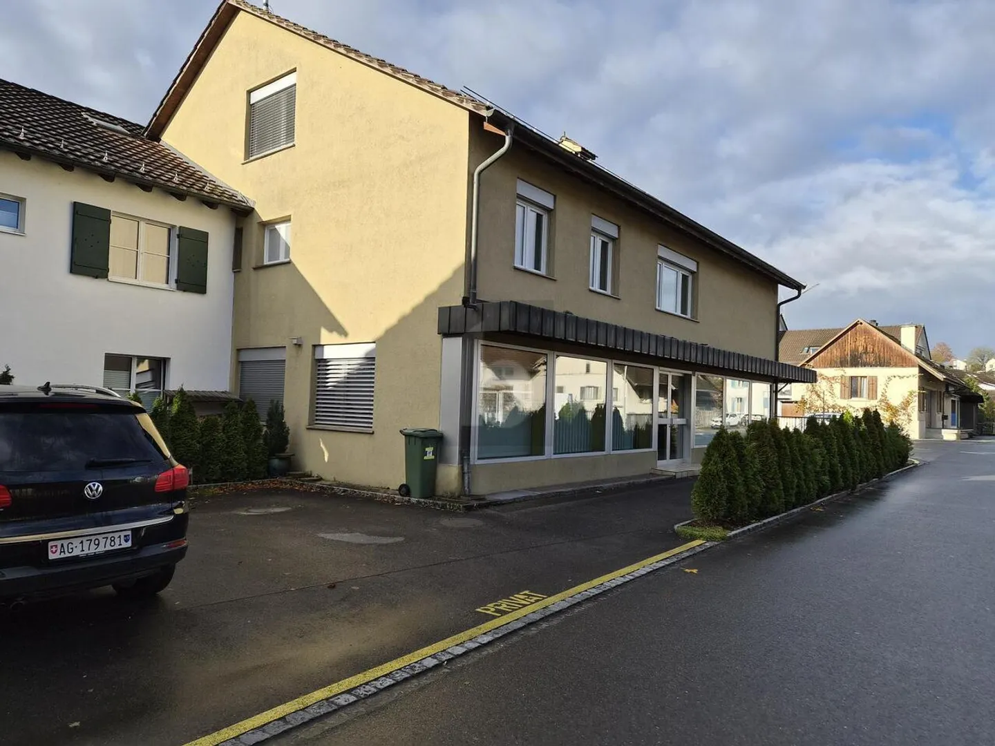 SPACIEUX ET POLYVALENT, AU CENTRE DU VILLAGE - Photo 1 sur 6