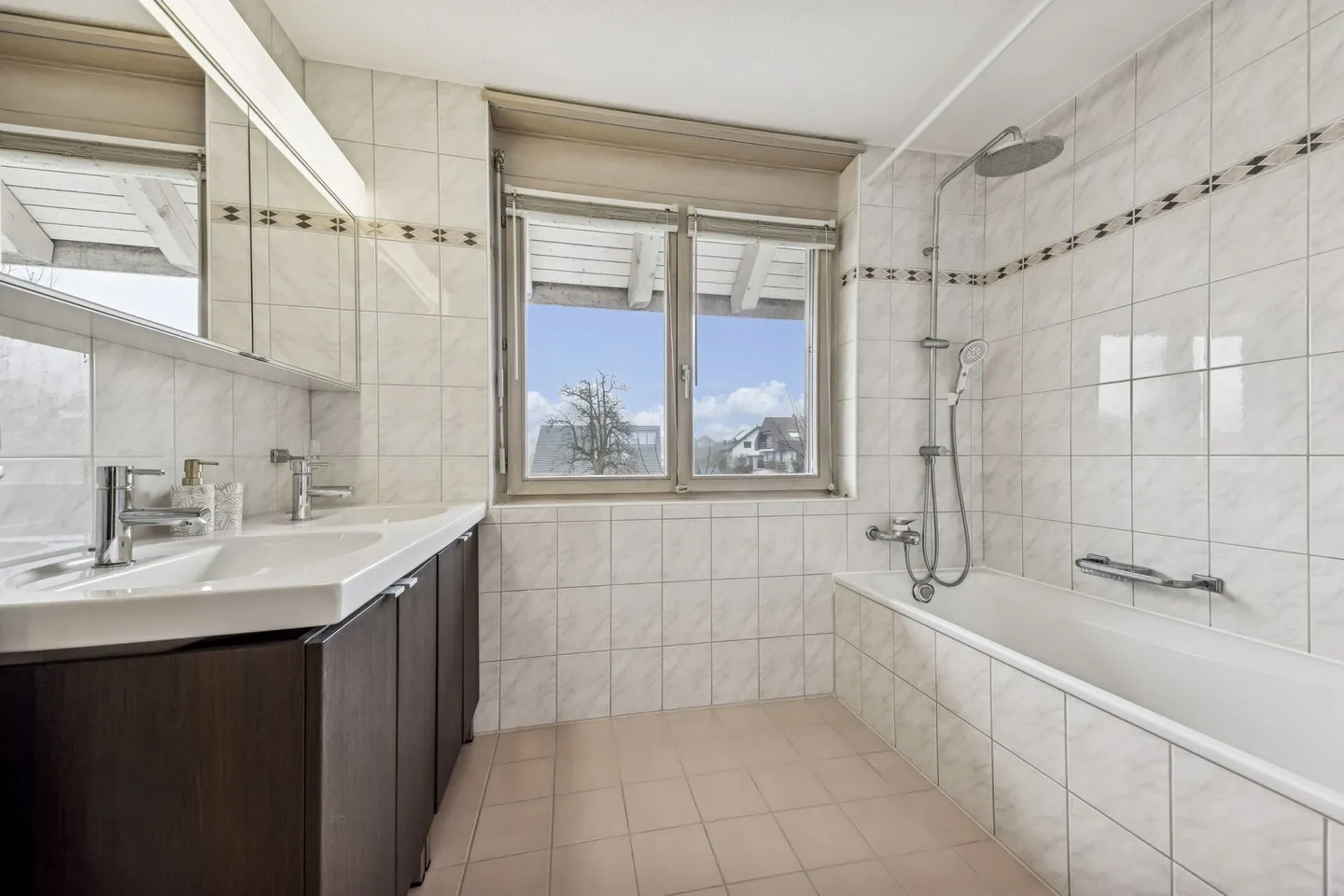 Casa a schiera angolare ben tenuta in un tranquillo quartiere familiare - Foto 9 di 13