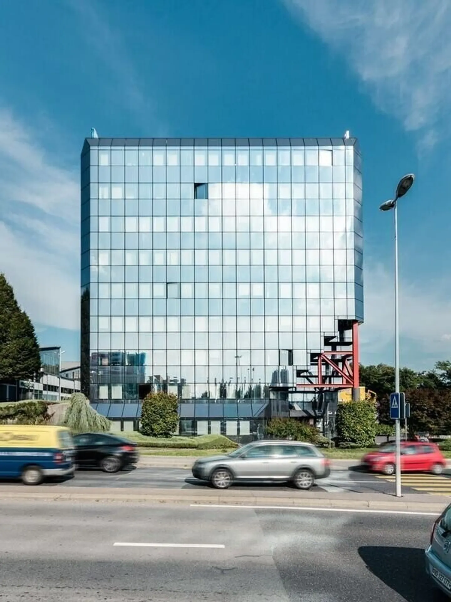 Places de parc dans un immeuble en verre - Photo 2 sur 3