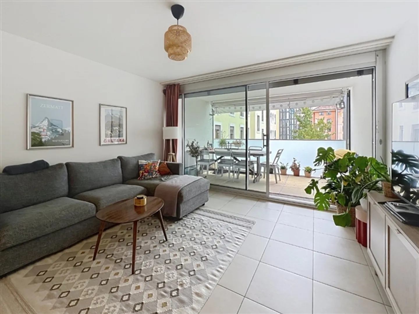 «Grosszügige, quere und helle 5-Zimmer-Wohnung mit überdachtem Parkplatz für CHF 200.-/Monat. Pachtvertrag für einen Zeitraum von 5 Jahren, verlängerbar um 5 Jahre in 5 Jahren.» - Foto 8 von 12