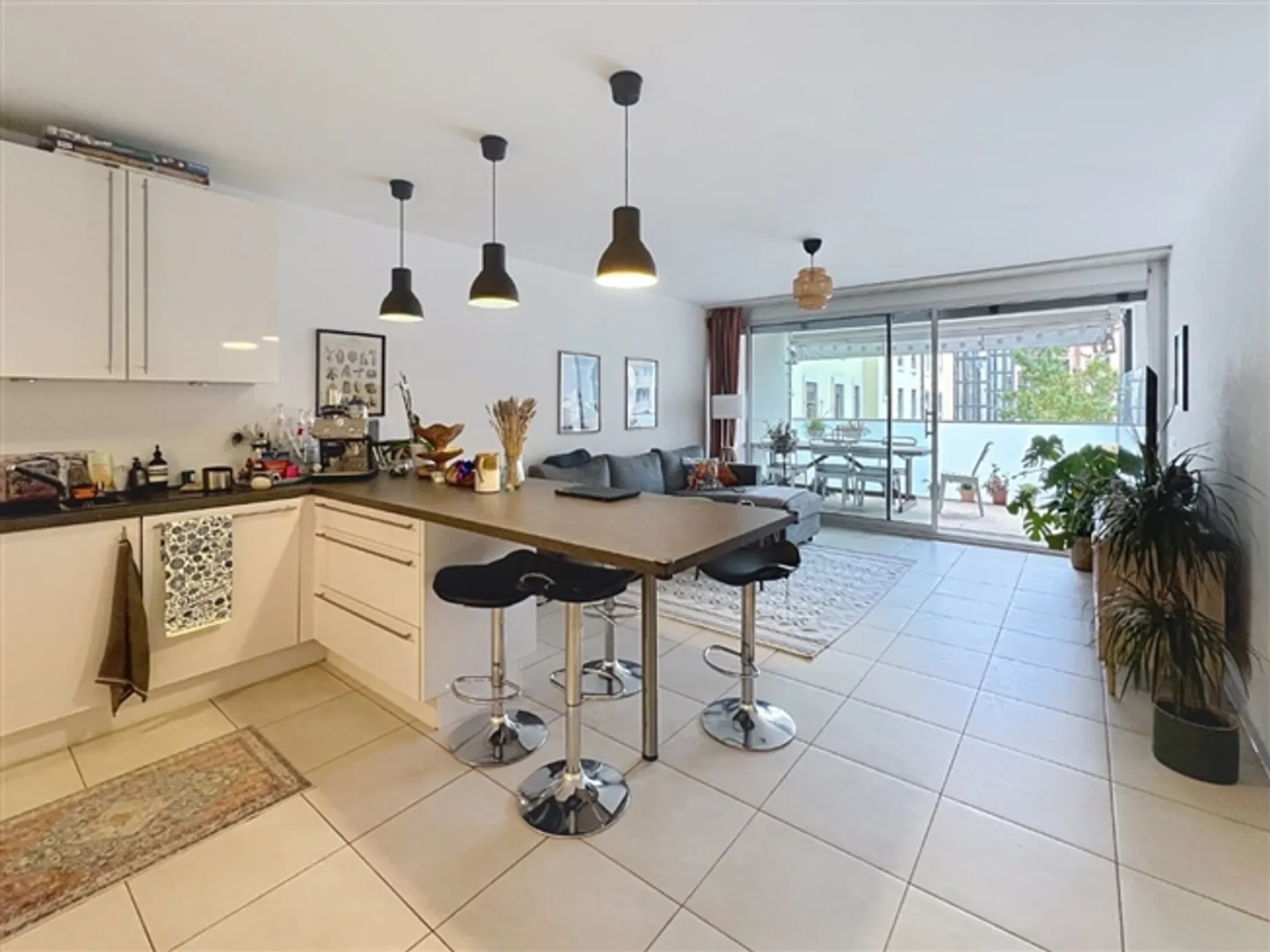 «Grosszügige, quere und helle 5-Zimmer-Wohnung mit überdachtem Parkplatz für CHF 200.-/Monat. Pachtvertrag für einen Zeitraum von 5 Jahren, verlängerbar um 5 Jahre in 5 Jahren.» - Foto 9 von 12