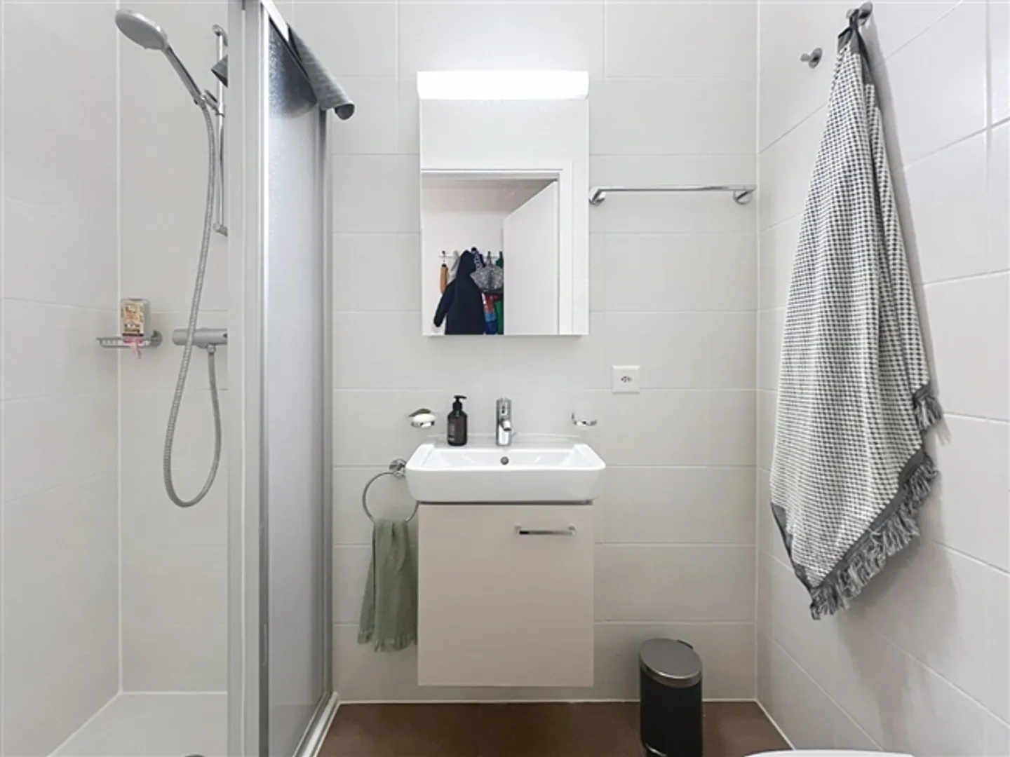 «Grosszügige, quere und helle 5-Zimmer-Wohnung mit überdachtem Parkplatz für CHF 200.-/Monat. Pachtvertrag für einen Zeitraum von 5 Jahren, verlängerbar um 5 Jahre in 5 Jahren.» - Foto 6 von 12