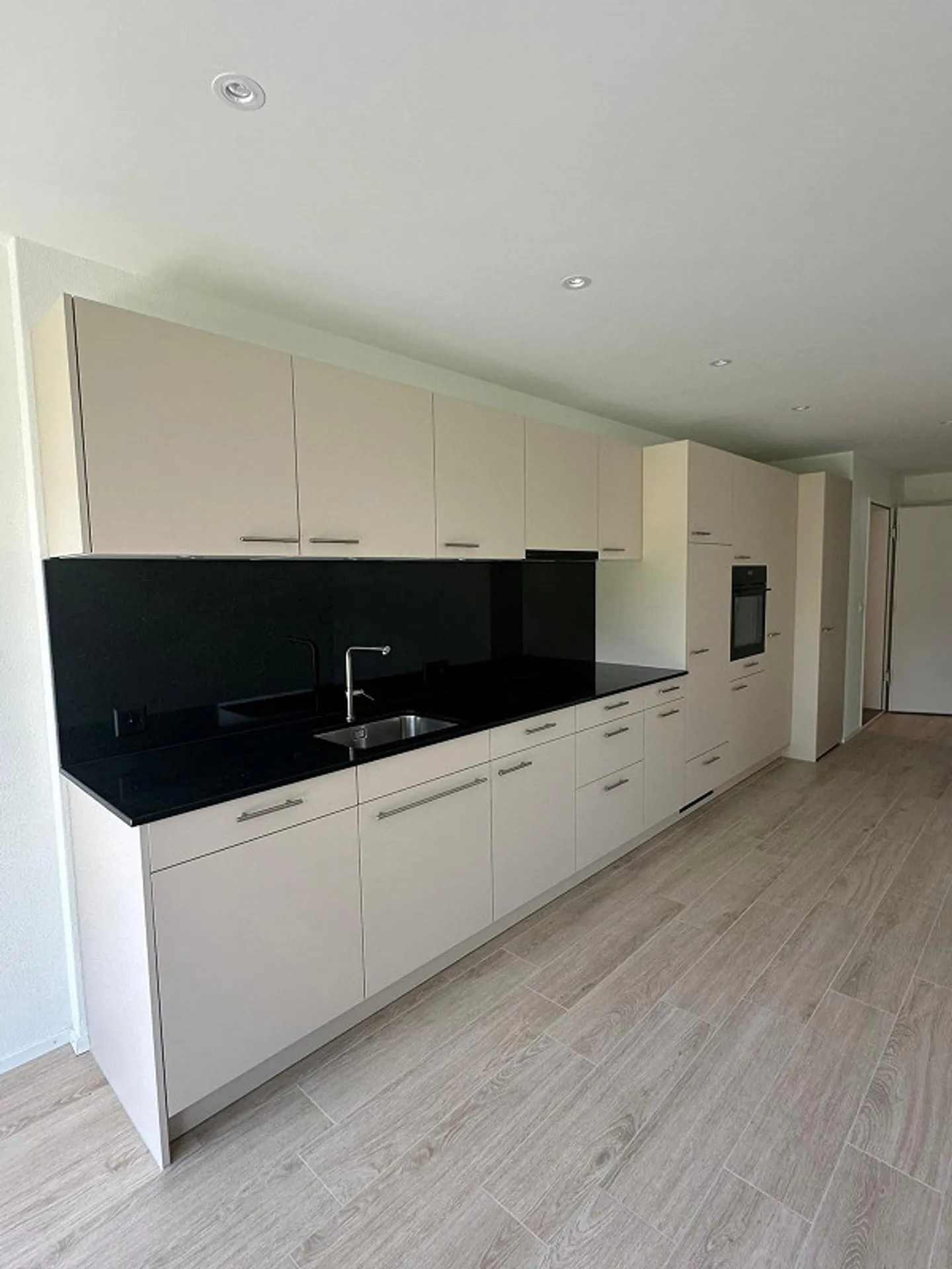 Charmante appartement de 2,5 pièces avec terrasse ensoleillée - Photo 1 sur 5