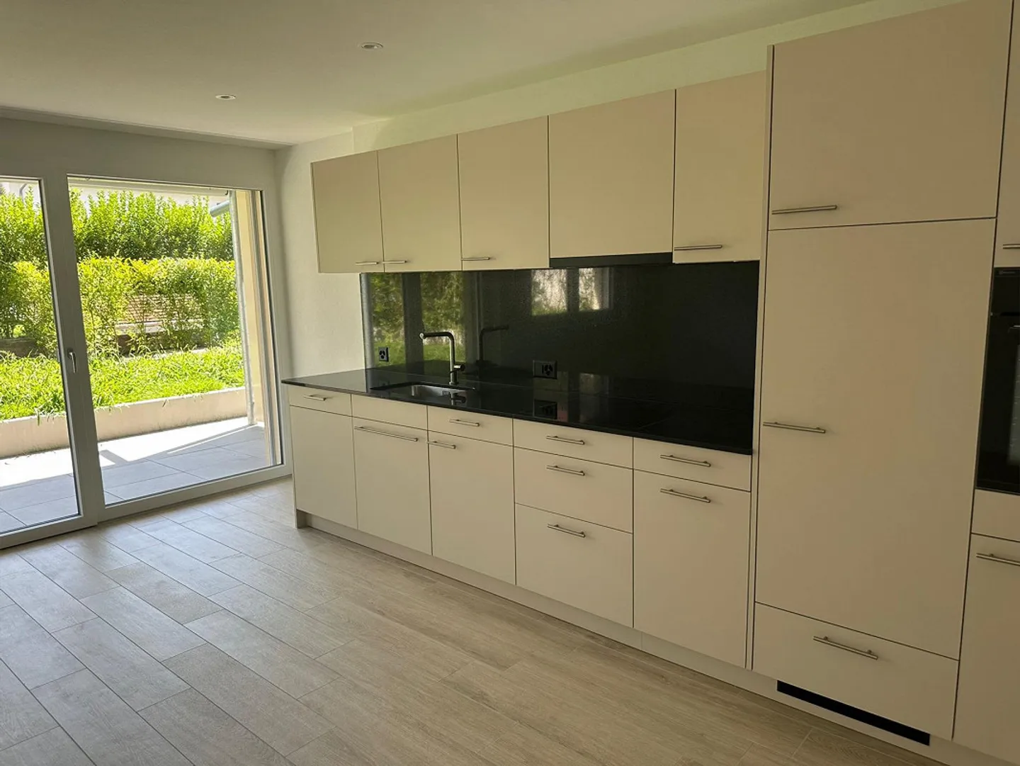 Charmante appartement de 2,5 pièces avec terrasse ensoleillée - Photo 3 sur 5