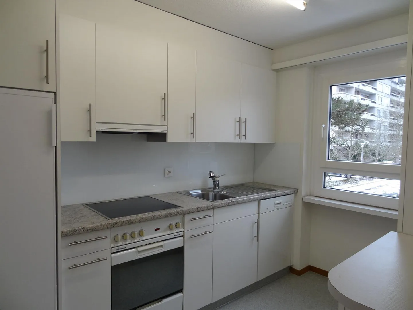 Large 4.5-room apartment for rent in the Mischeli development - Photo 6 of 8