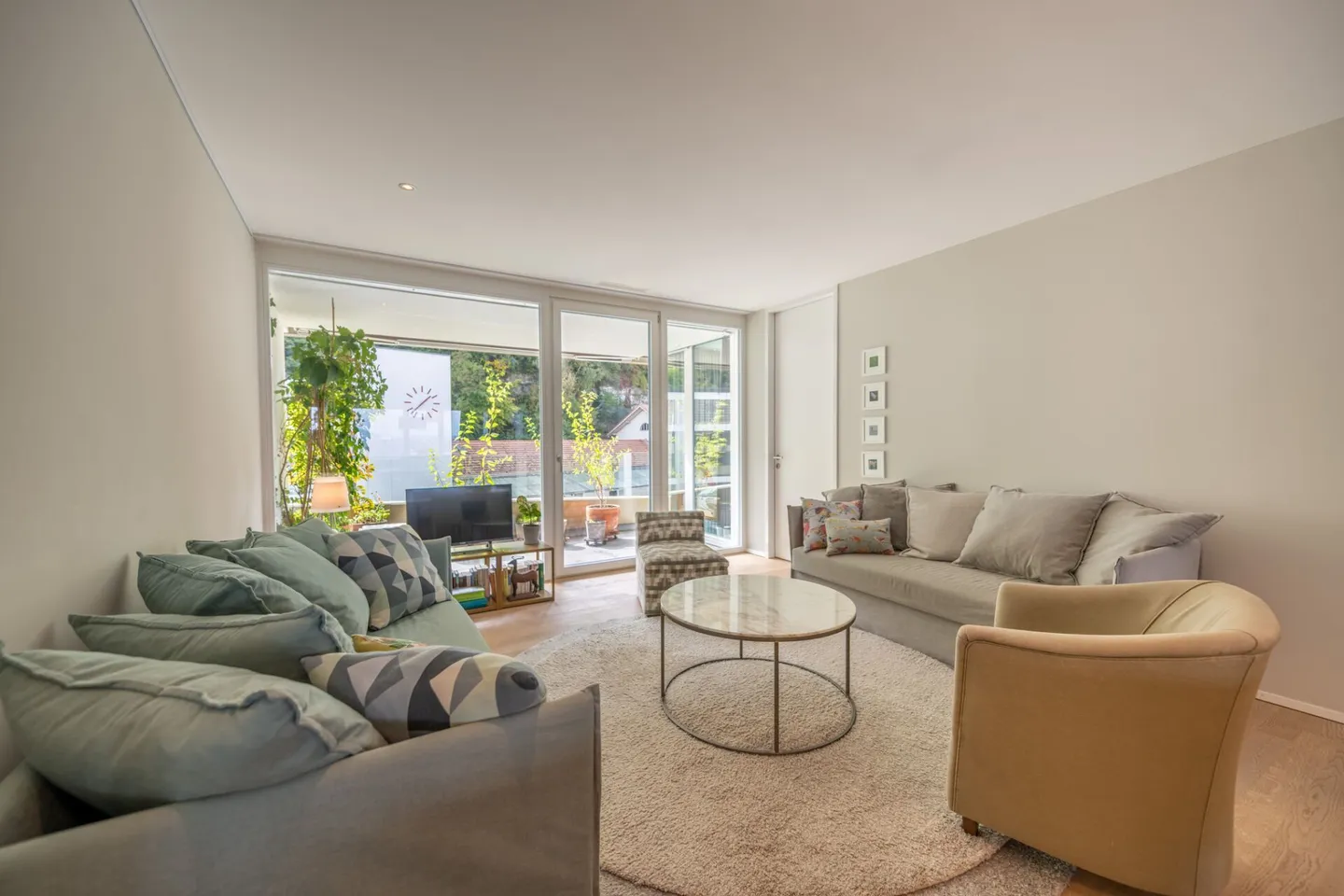 Am Fusse des Hausberges: Exklusive 3.5-Zimmer Wohnung mit Weitsicht - Foto 1 von 21