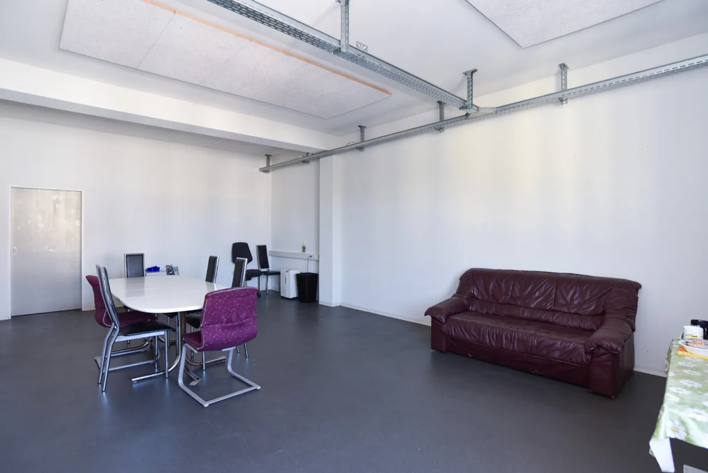 Espace de bureau ou commercial abordable dans un emplacement intéressant - Photo 2 sur 11
