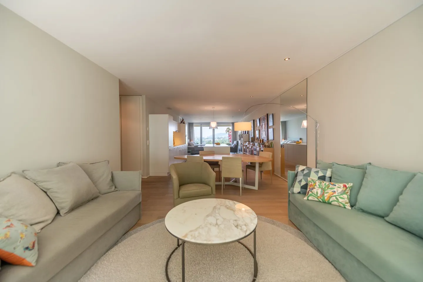 Am Fusse des Hausberges: Exklusive 3.5-Zimmer Wohnung mit Weitsicht - Foto 2 von 21