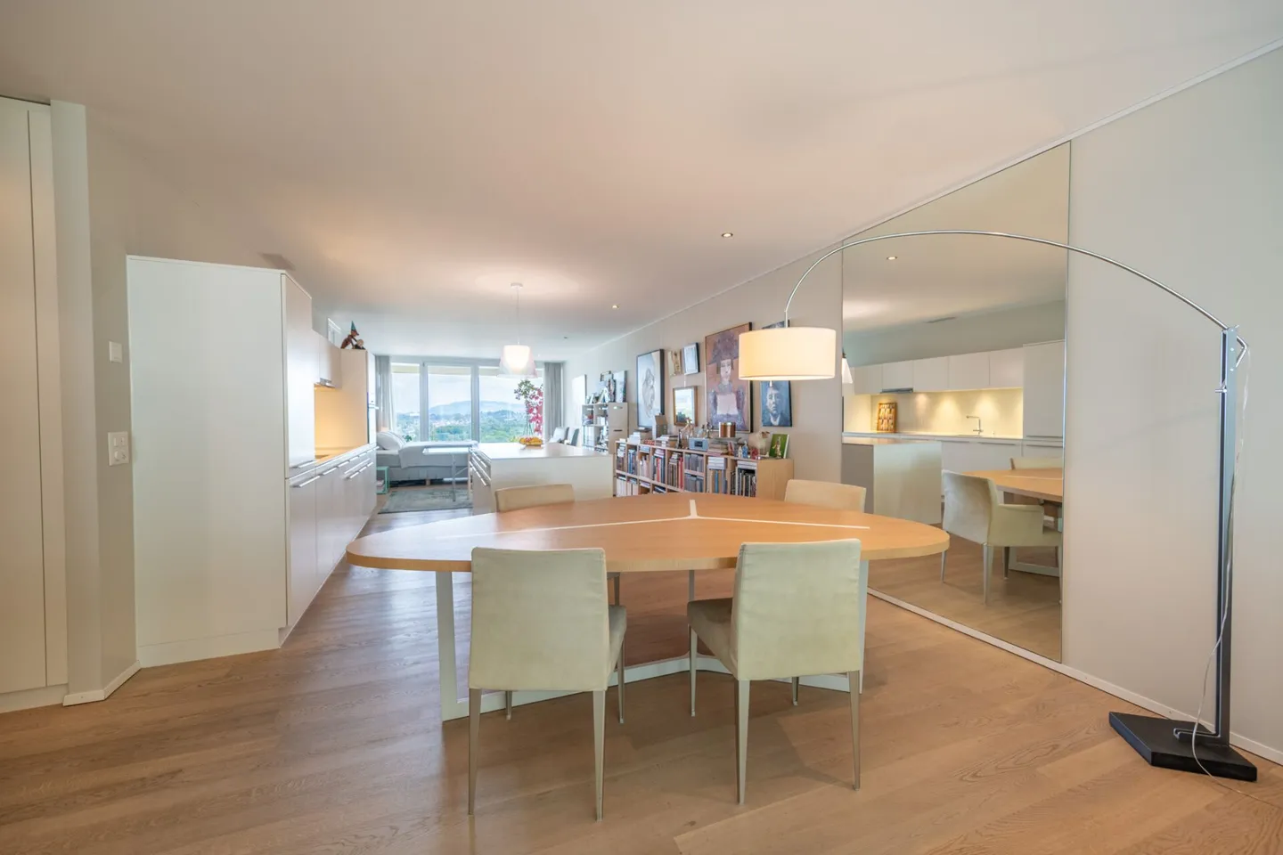 Am Fusse des Hausberges: Exklusive 3.5-Zimmer Wohnung mit Weitsicht - Foto 3 von 21