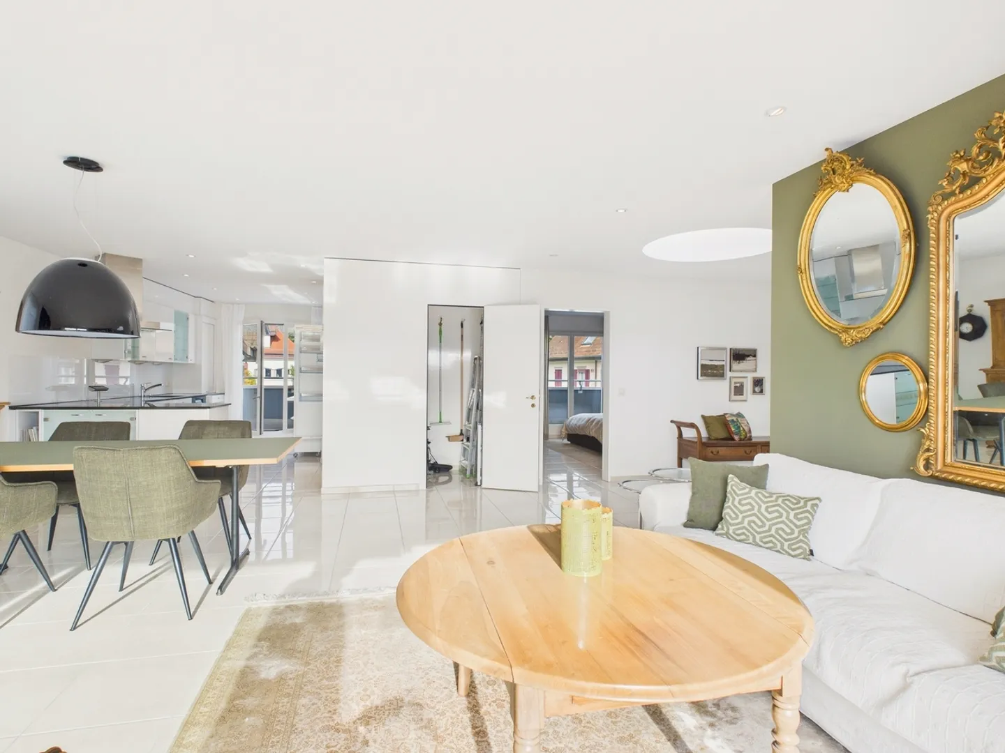 Appartement penthouse meublé de 3,5 pièces avec grande terrasse et vue imprenable sur la vallée de la Limmat - Photo 1 sur 11