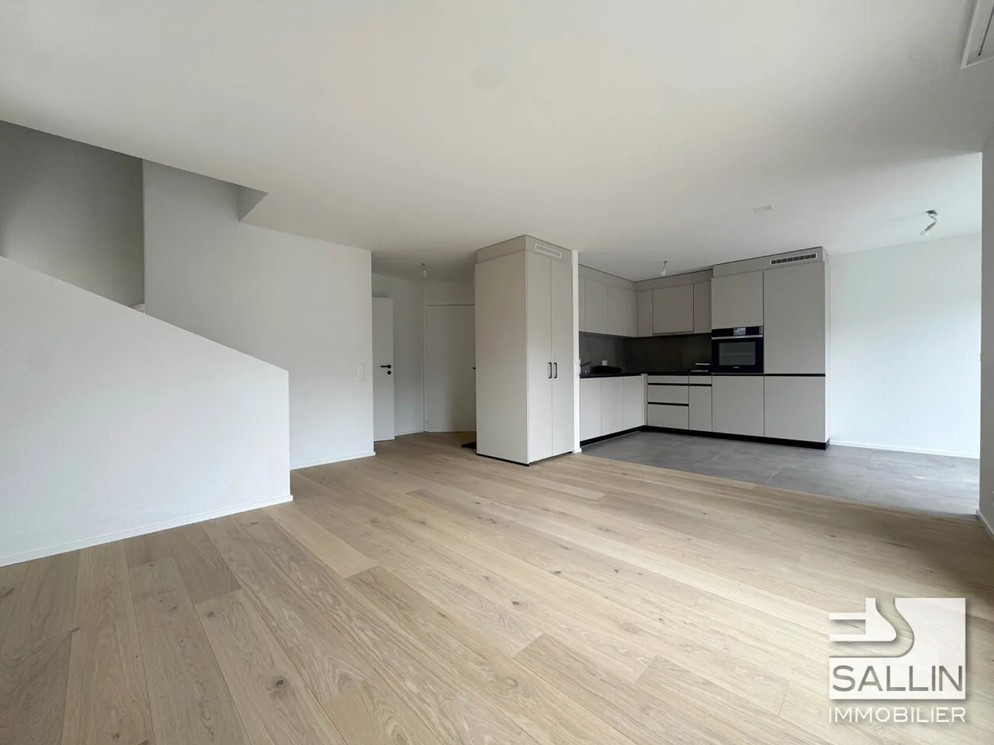 Appartamento ristrutturato con 3½ locali in duplex, ca. 90 m², con 2 posti auto esterni. - Foto 3 di 9