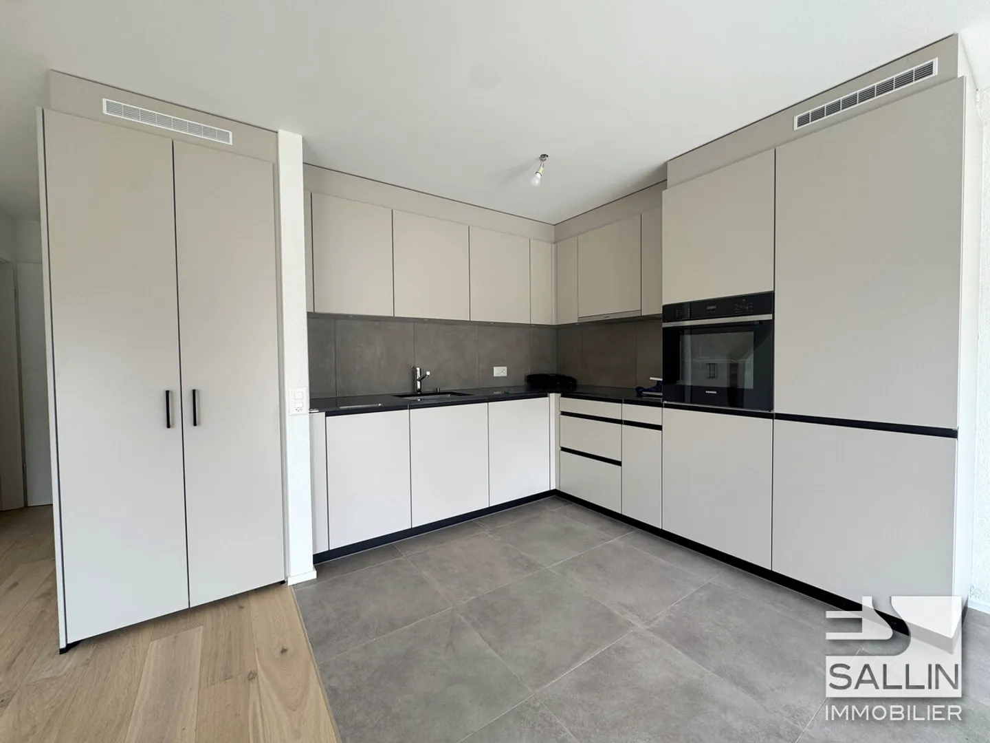 Appartamento ristrutturato con 3½ locali in duplex, ca. 90 m², con 2 posti auto esterni. - Foto 4 di 9