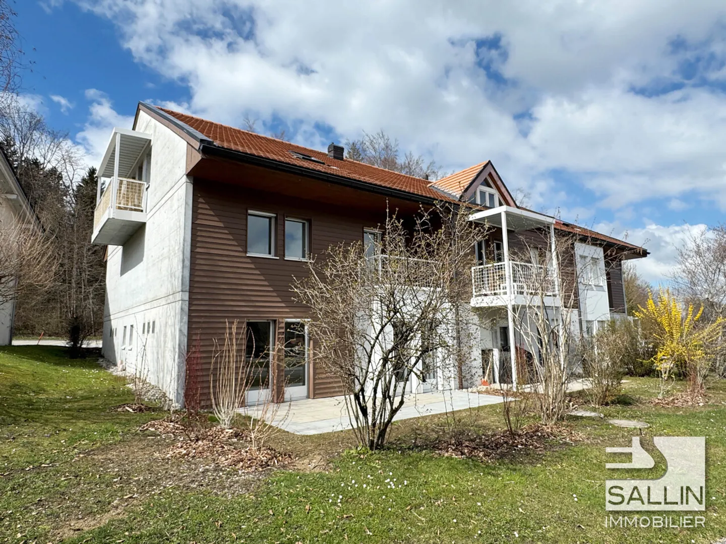 Appartamento ristrutturato con 3½ locali in duplex, ca. 90 m², con 2 posti auto esterni. - Foto 1 di 9