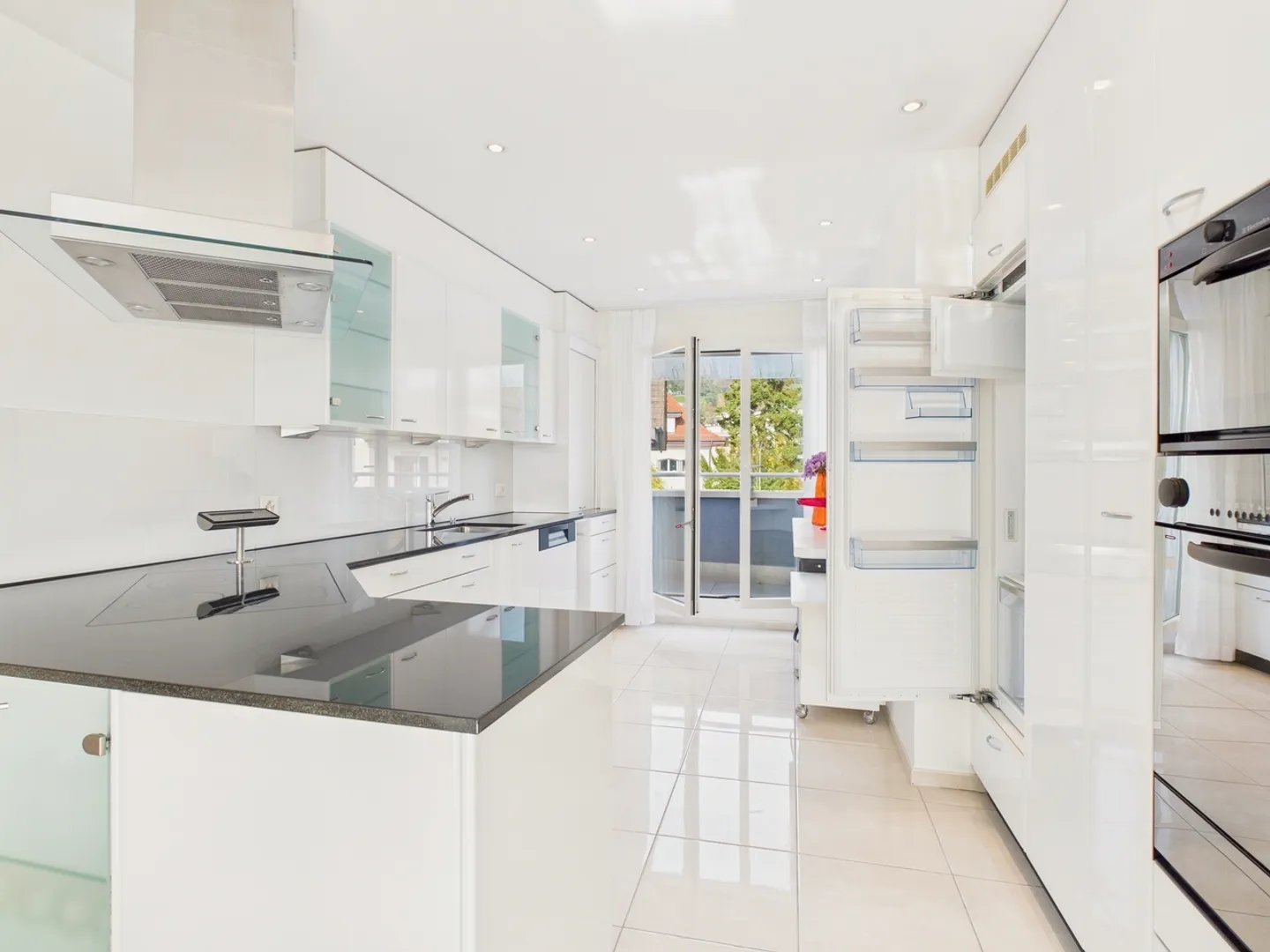 Appartement penthouse meublé de 3,5 pièces avec grande terrasse et vue imprenable sur la vallée de la Limmat - Photo 2 sur 11