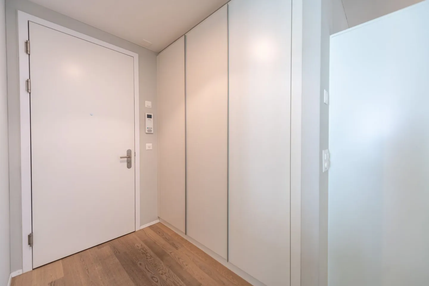 Am Fusse des Hausberges: Exklusive 3.5-Zimmer Wohnung mit Weitsicht - Foto 12 von 21
