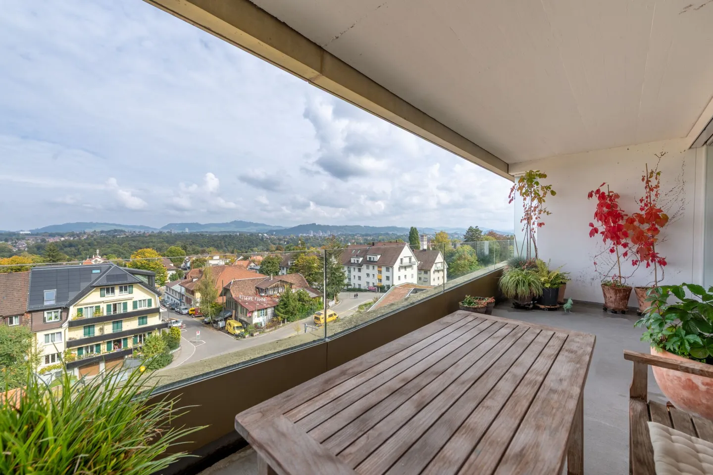 Am Fusse des Hausberges: Exklusive 3.5-Zimmer Wohnung mit Weitsicht - Foto 13 von 21