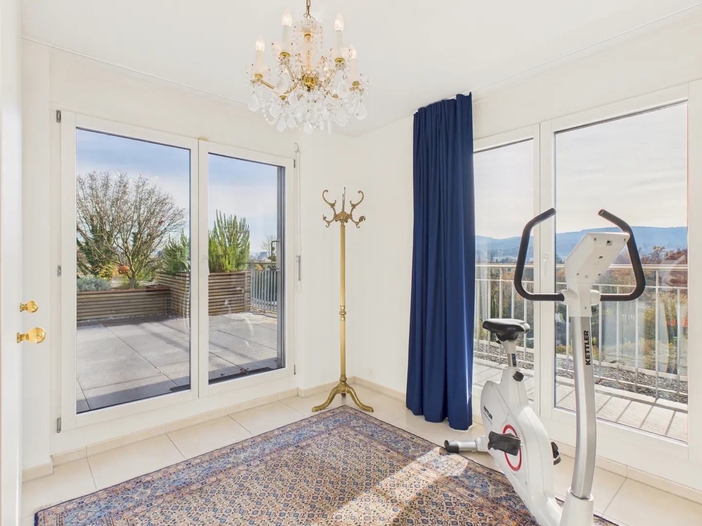 Appartement penthouse meublé de 3,5 pièces avec grande terrasse et vue imprenable sur la vallée de la Limmat - Photo 6 sur 11