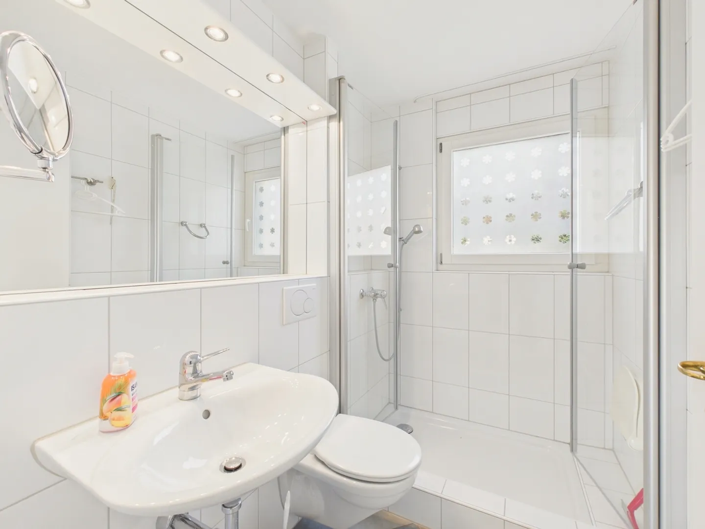 Appartement penthouse meublé de 3,5 pièces avec grande terrasse et vue imprenable sur la vallée de la Limmat - Photo 8 sur 11