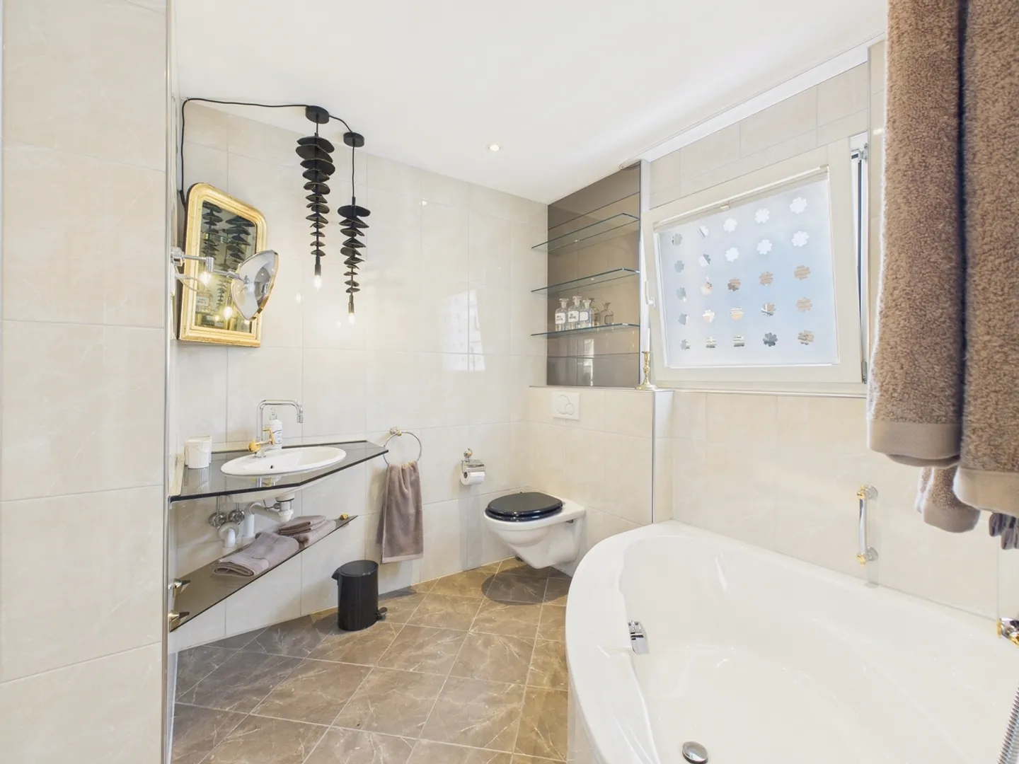 Appartement penthouse meublé de 3,5 pièces avec grande terrasse et vue imprenable sur la vallée de la Limmat - Photo 9 sur 11