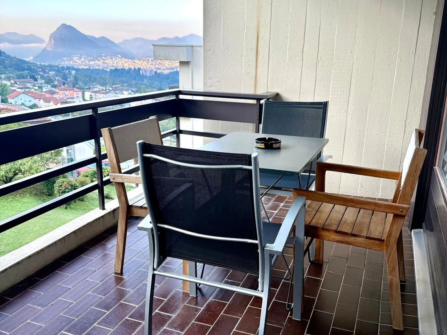 ZU VERMIETEN SCHÖNE ZWEI-ZIMMER-WOHNUNG MIT SEEBLICK UND SCHWIMMBAD IN CADRO - Foto 2 von 10