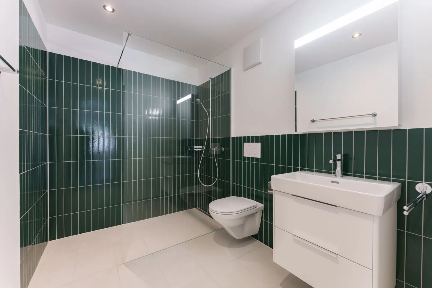 First Rental "Haus Fridolin": Modern Penthouse Apartment with Balcony in the Heart of Glarus - Photo 3 of 6