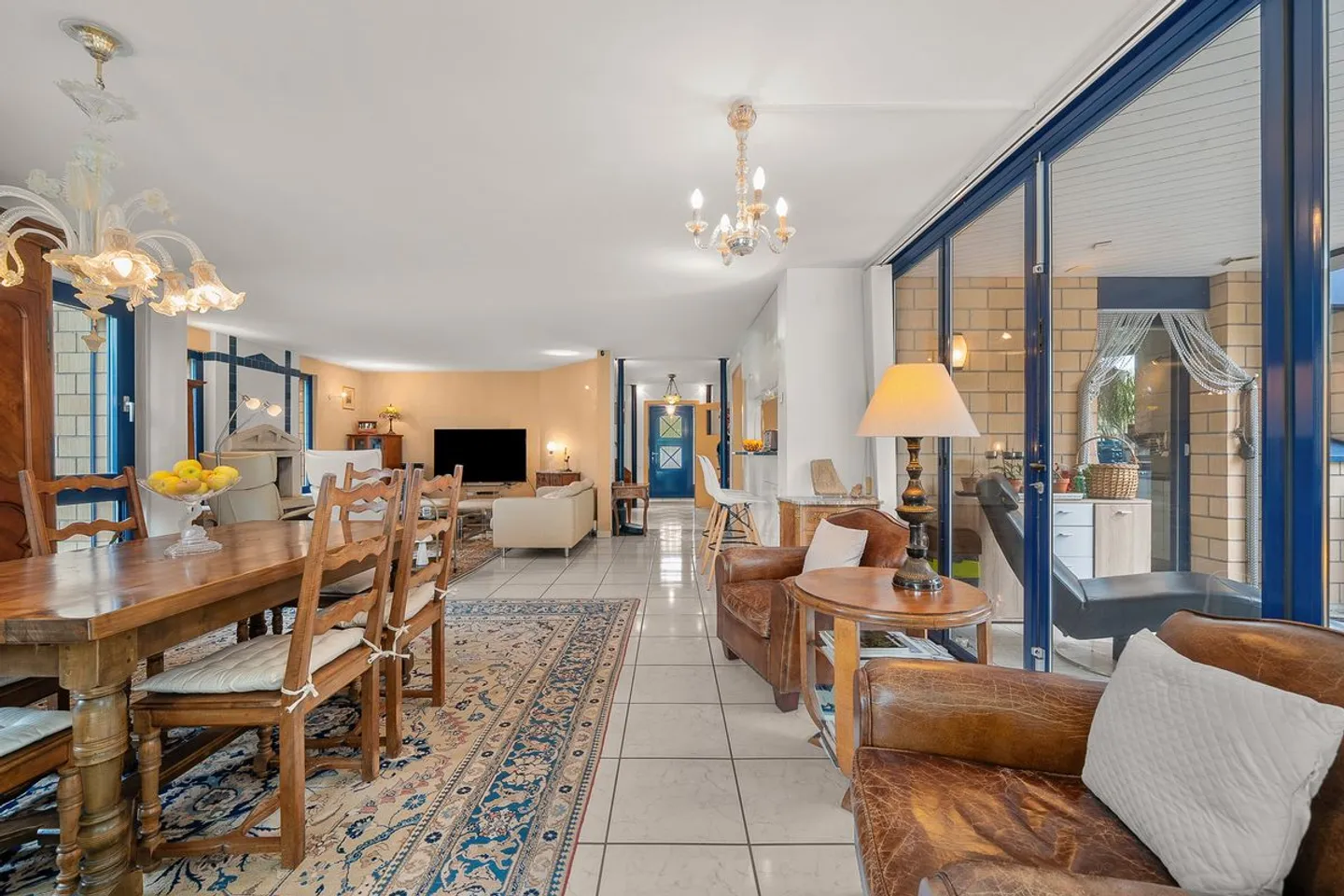 Villa architettonica luminosa e spaziosa, con grande giardino e piscina riscaldata - Foto 3 di 13