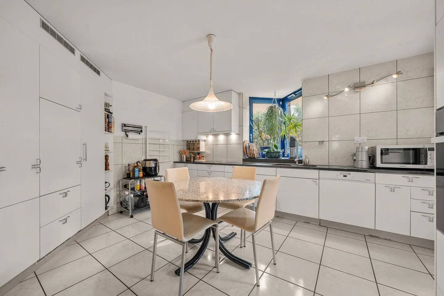 Villa architettonica luminosa e spaziosa, con grande giardino e piscina riscaldata - Foto 5 di 13