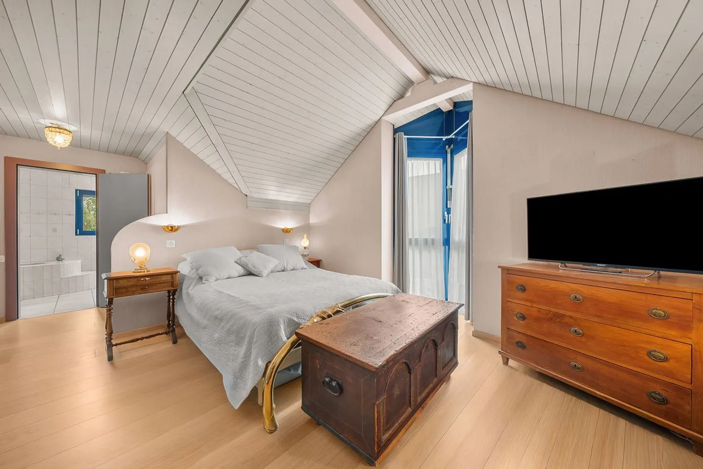 Villa architettonica luminosa e spaziosa, con grande giardino e piscina riscaldata - Foto 8 di 13