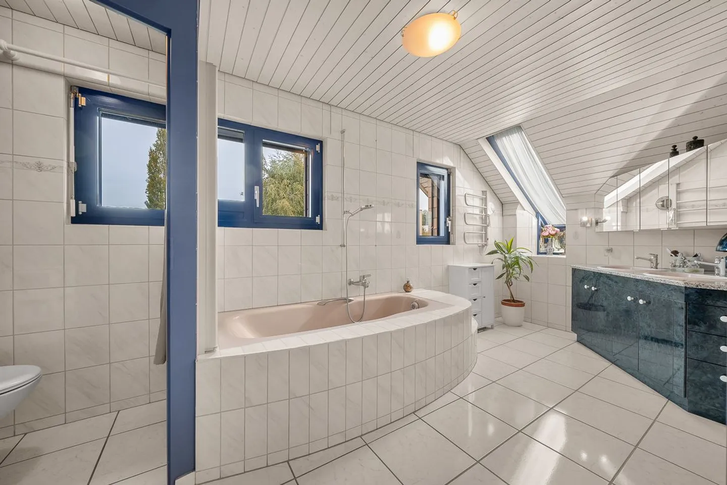 Villa architettonica luminosa e spaziosa, con grande giardino e piscina riscaldata - Foto 10 di 13