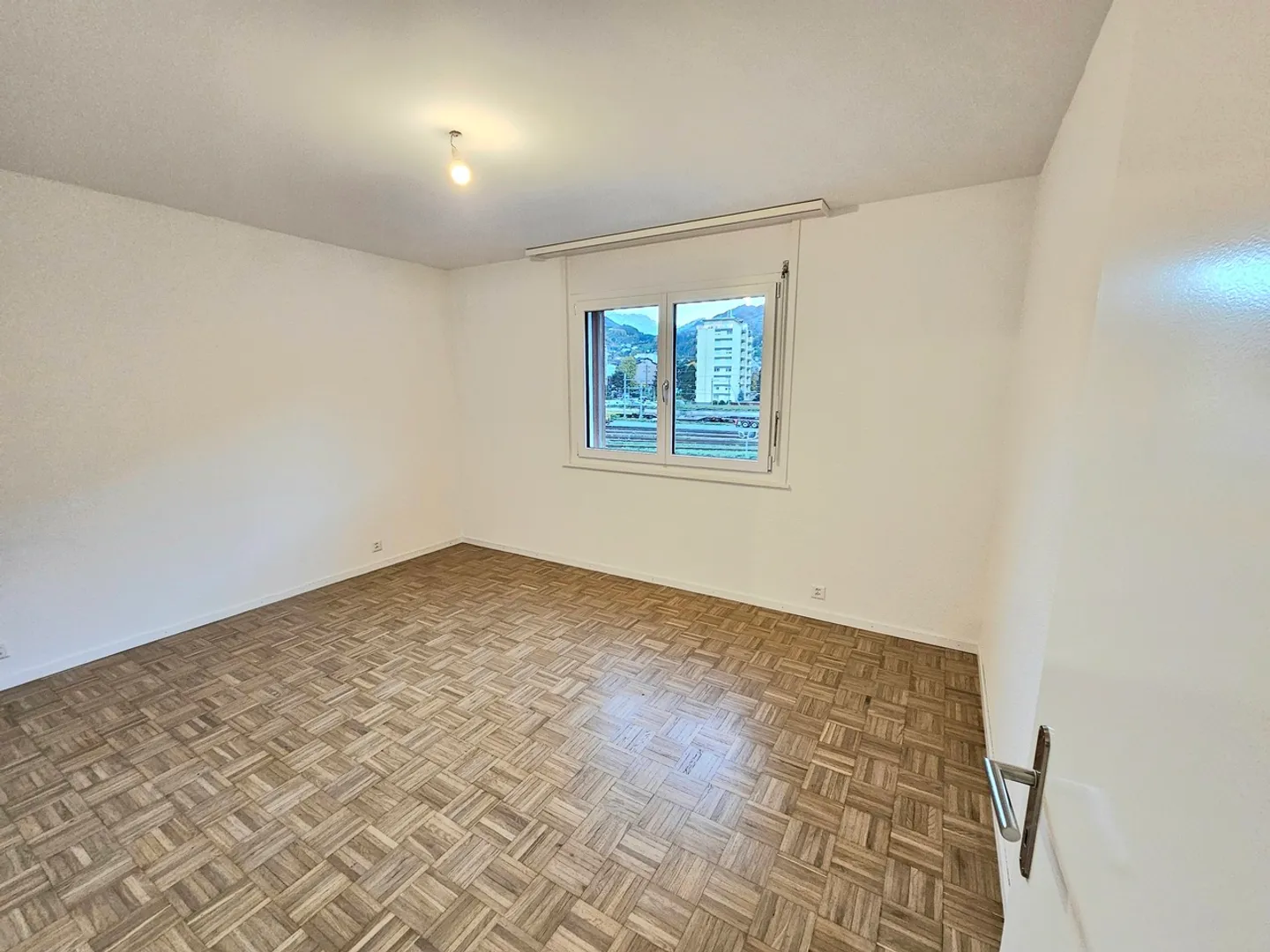 BEL APPARTEMENT 4.5PCES A MONTHEY ENTIEREMENT RENOVE - Photo 9 sur 11