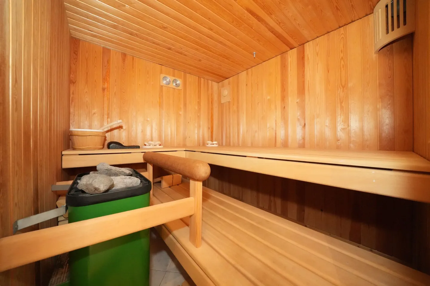 Living like in a single-family home - Spacious maisonette penthouse with sunny terrace - Photo 8 of 12