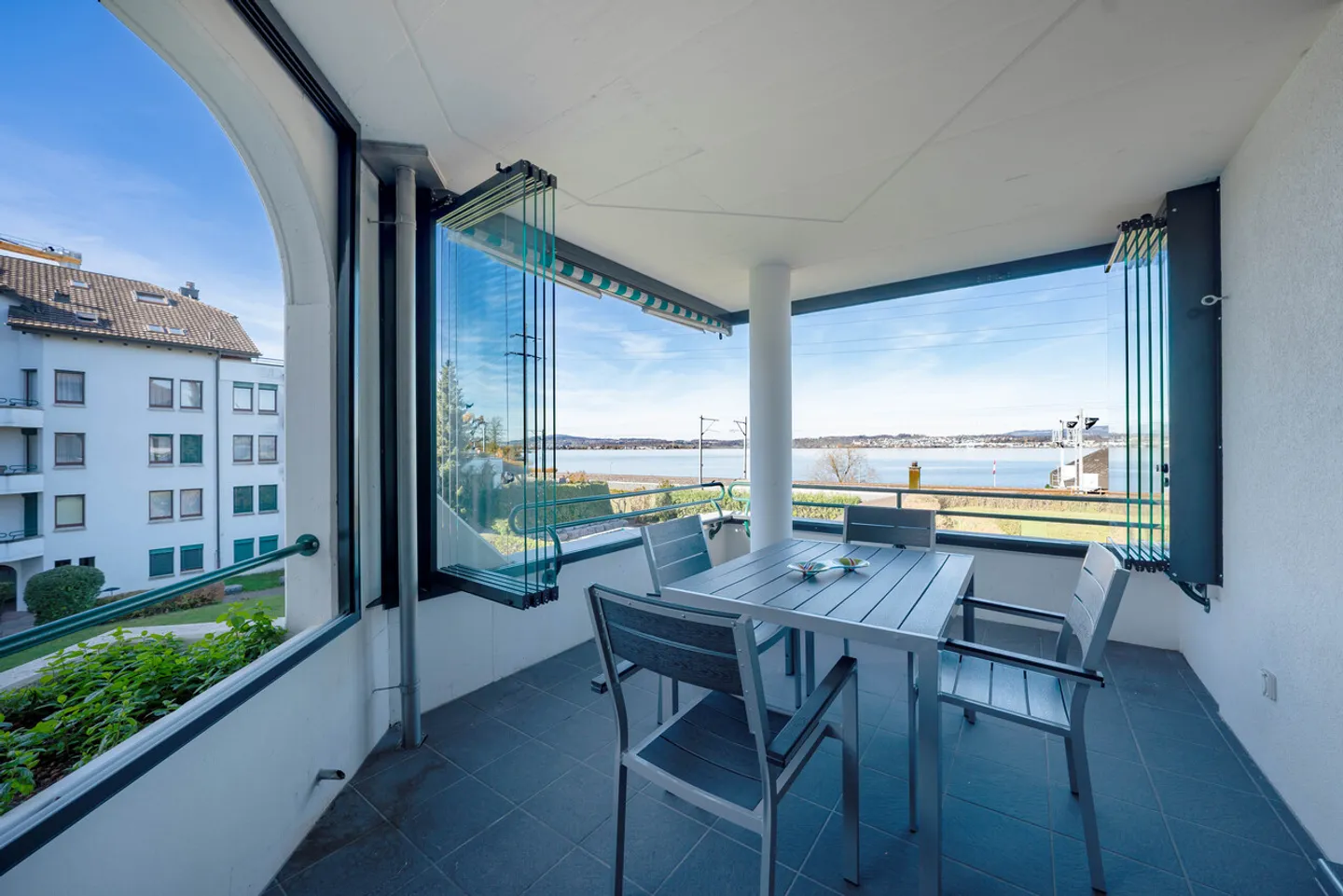 Appartamento con vista sul lago - con balcone vetrato! - Foto 1 di 10