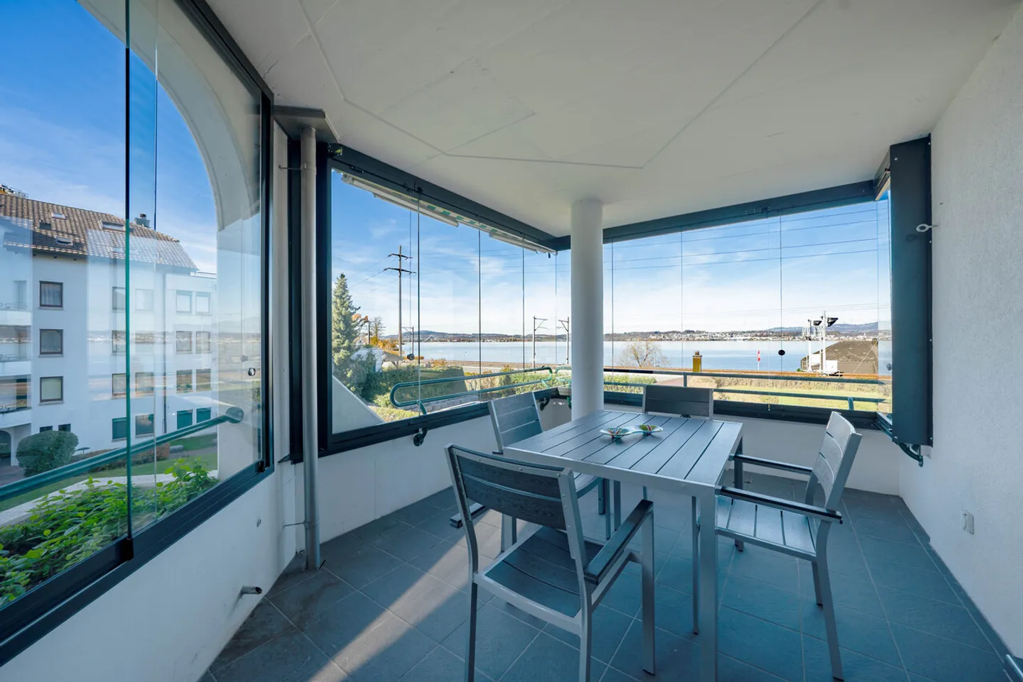 Appartamento con vista sul lago - con balcone vetrato! - Foto 2 di 10