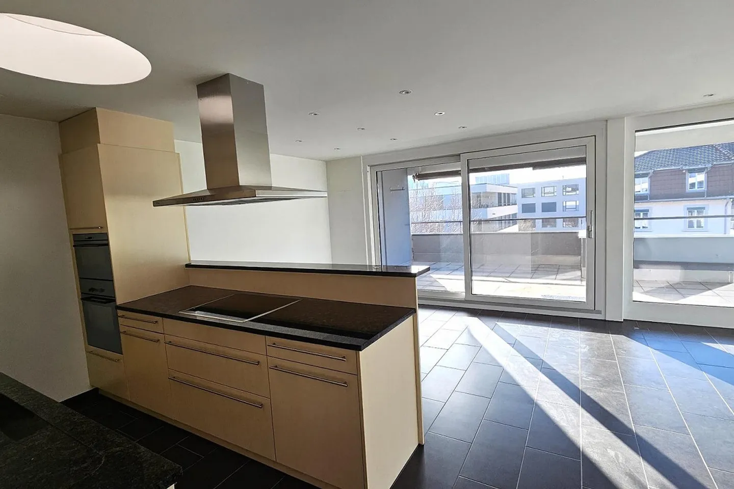 Appartement sous les toits lumineux de 4,5 pièces - Photo 2 sur 13